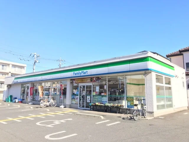 ファミリーマートまで110m