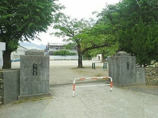 八幡小学校まで2030m