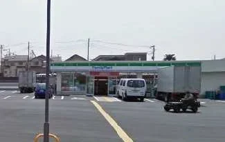 ファミリーマートまで290m