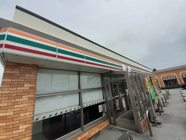セブンイレブン兼城サンプラザ店まで366m