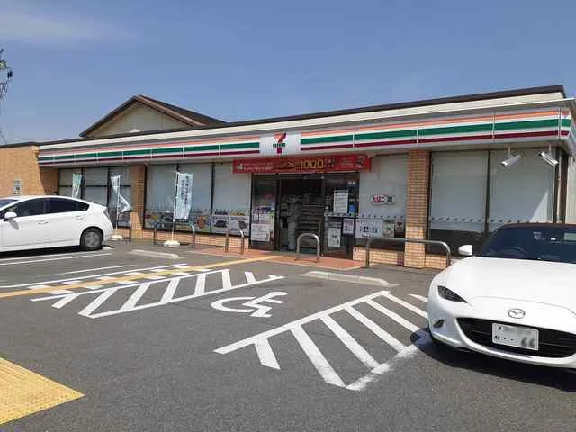 セブンイレブン三木加佐店まで176m