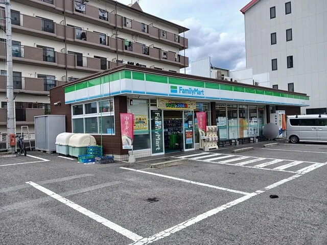 ファミリーマート西堤本通西店まで370m