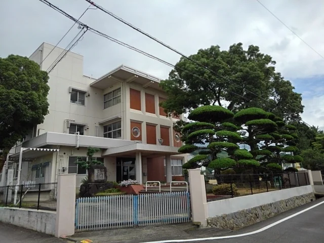 観音寺市立粟井小学校まで1400m