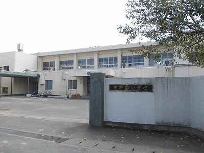 板野南小学校まで1600m