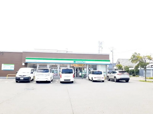 ファミリーマートまで800m