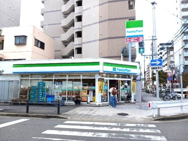 ファミリーマートまで140m