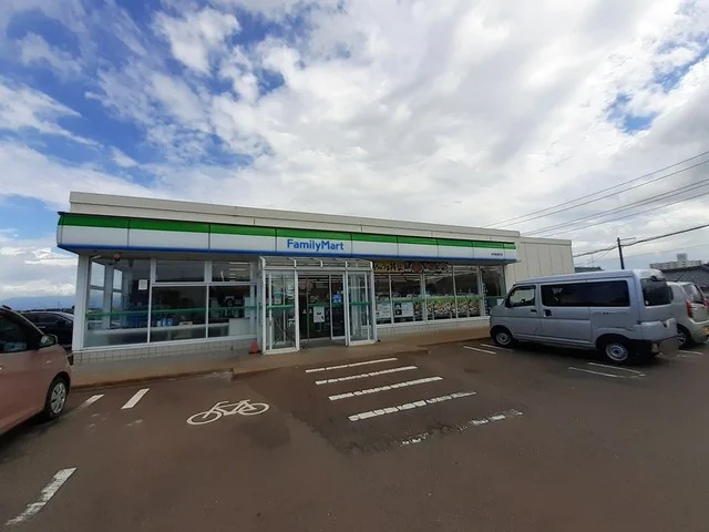 ファミリーマート新津善道町店まで330m