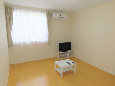 カーテンやテーブル、テレビも備え付けです