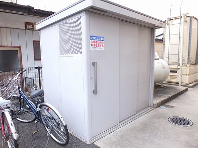 敷地内にゴミ庫が設置されておりゴミ捨てに便利です