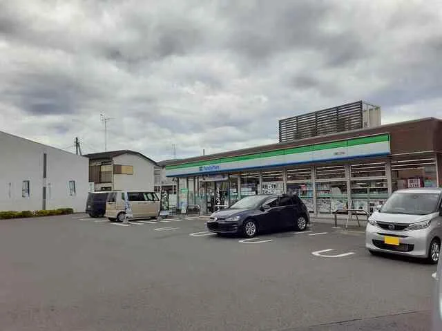 ファミリーマートまで450m