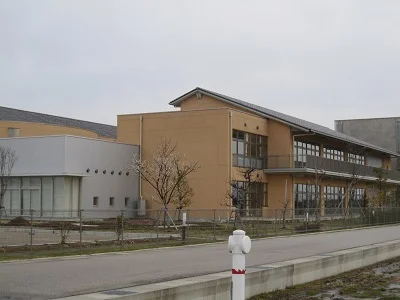 新湊南部中学校まで800m