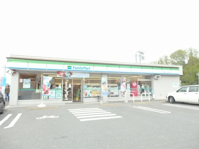 ファミリーマート ニュータウンまで650m