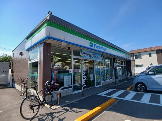 ファミリーマート鶴市明見店さんまで650m