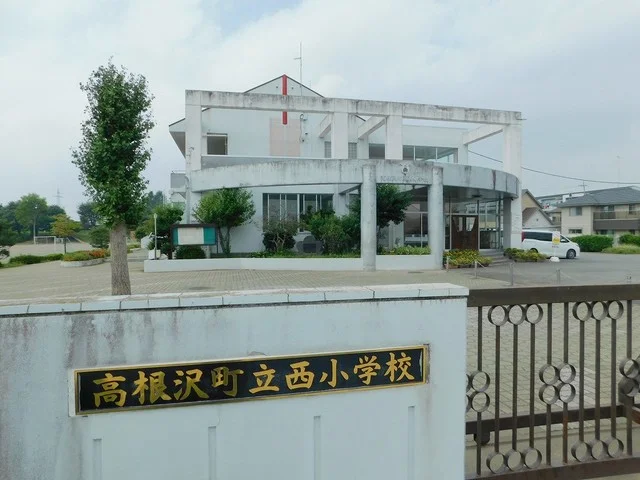 西小学校まで70m