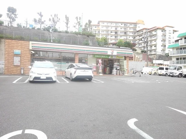 セブンイレブン福岡野間4丁目店まで240m