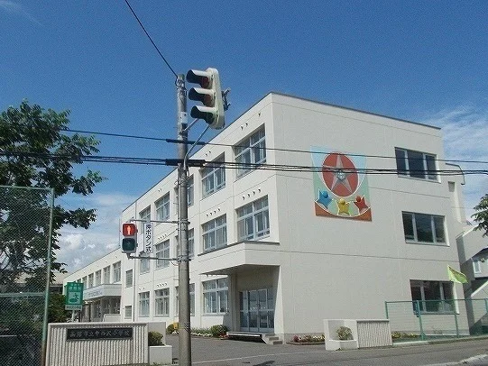 函館市立中の沢小学校まで600m