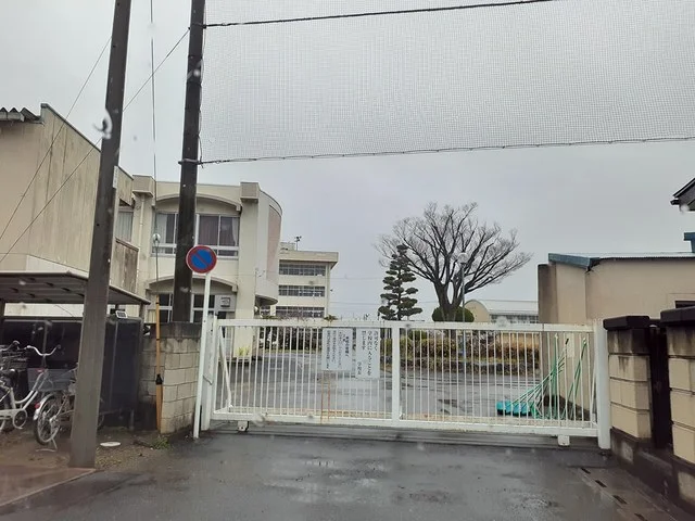 幸手中学校まで428m