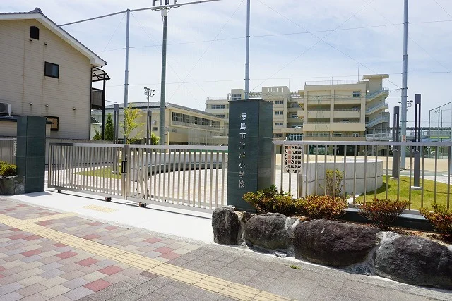 沖洲小学校まで600m
