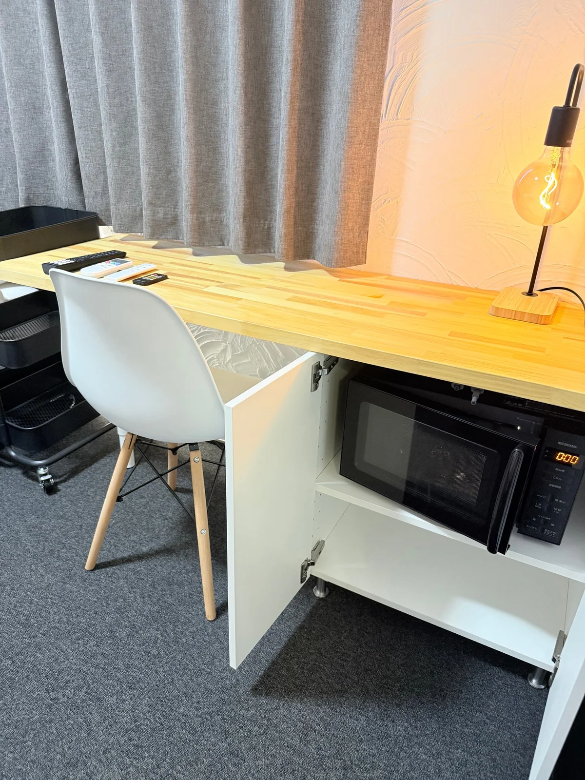 デスク、電子レンジ