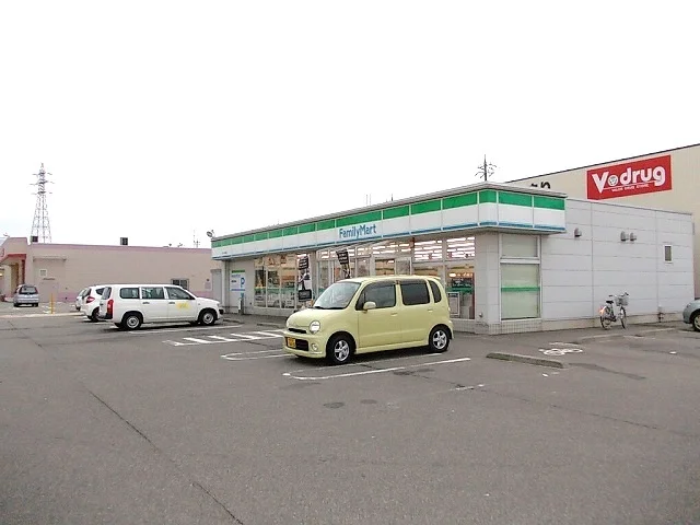 ファミリーマートまで180m