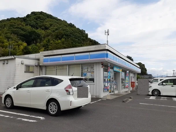 ローソン国分山下町店まで220m