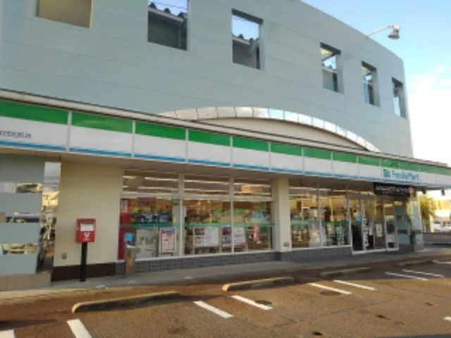 ファミリーマート加茂旭町店まで220m