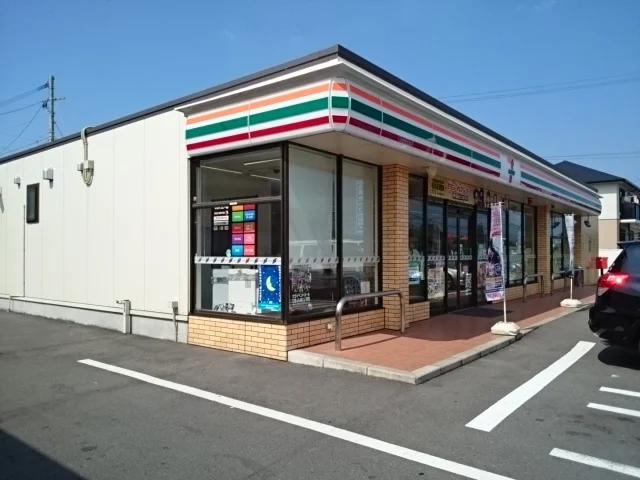 セブンイレブンまで830m