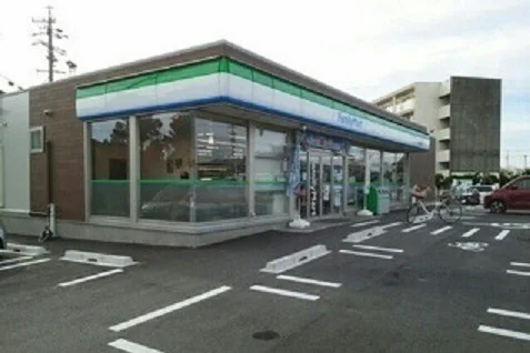 ファミリーマートまで650m
