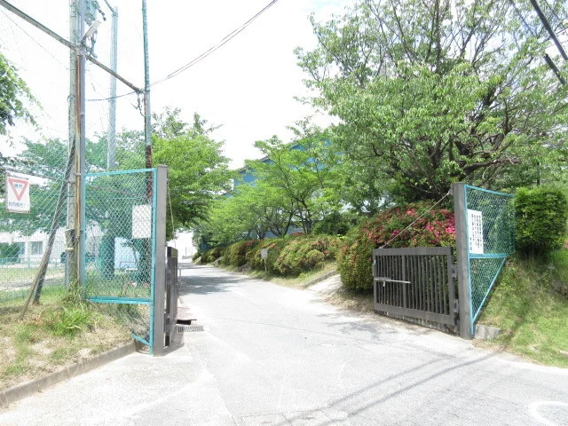 伊勢学園高等学校まで1200m