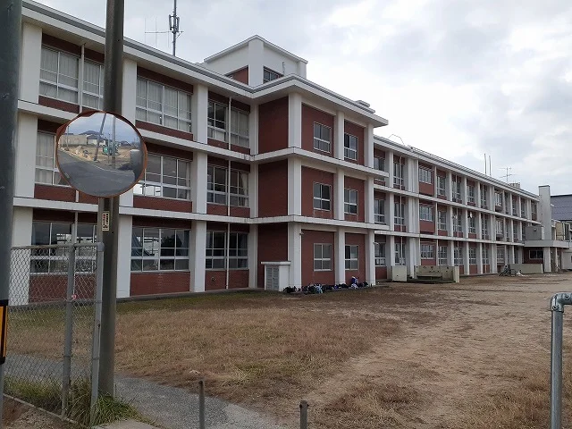 鳥取市立浜村小学校まで80m