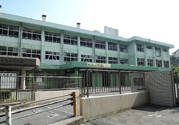 亀山中学校まで1200m