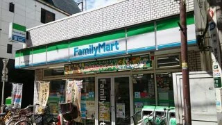 ファミリーマートまで340m