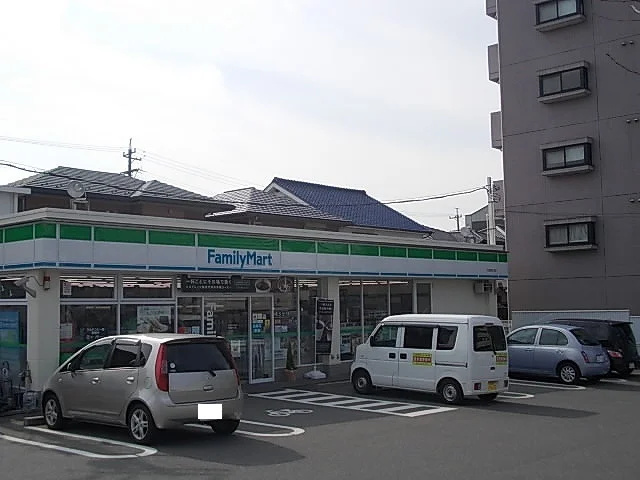 ファミリーマートまで340m