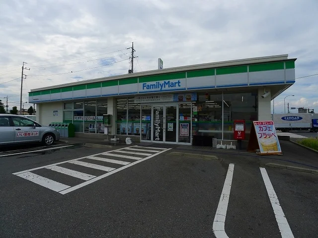 ファミリーマート 伊勢崎流通団まで900m