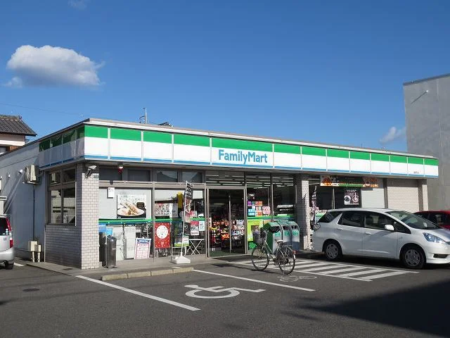 ファミリーマートまで700m