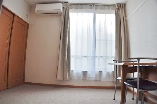 カーテン、エアコン付き（部屋によりメーカーは異なります）