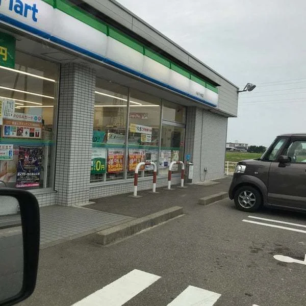 ファミリーマートまで1000m