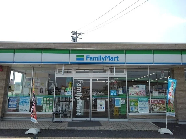 ファミリーマートまで270m
