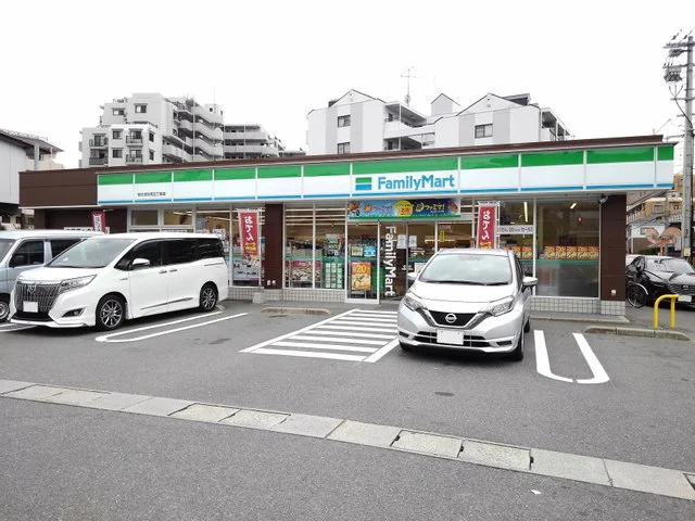 ファミリーマートまで290m