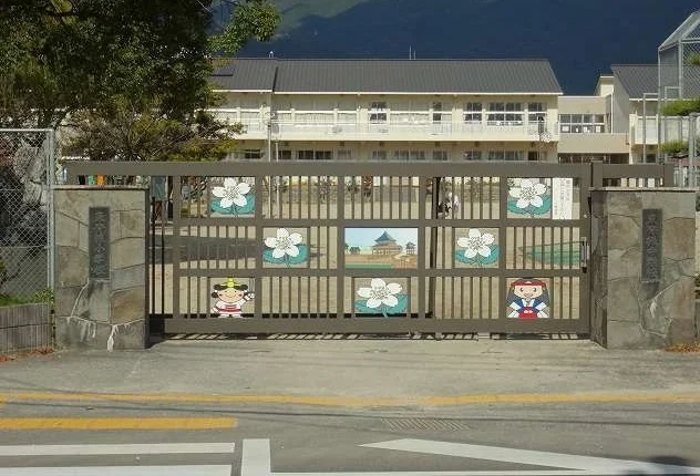 東背振小学校まで1100m