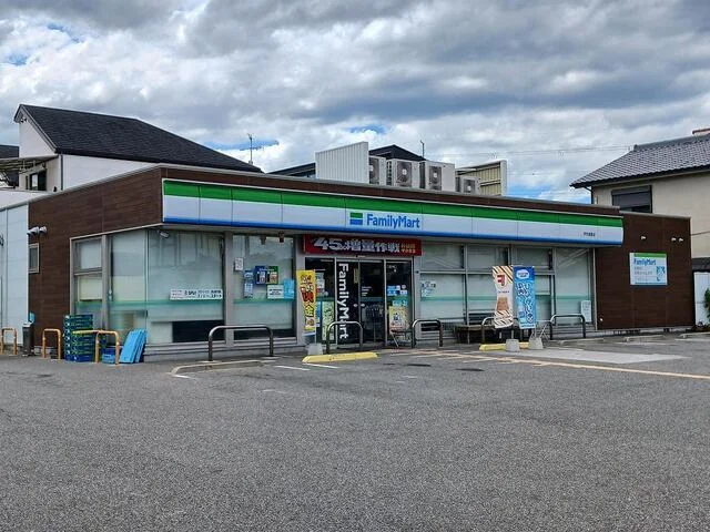ファミリーマート伊丹瑞原店まで130m