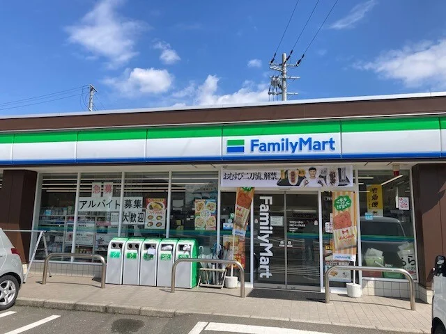 ファミリーマートうみんぴあ前店まで1100m