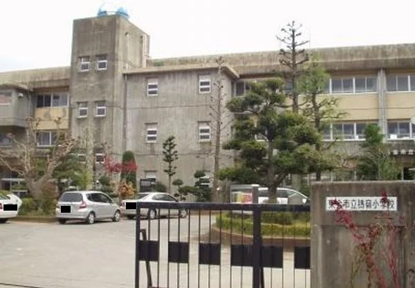 鴇嶺小学校まで650m