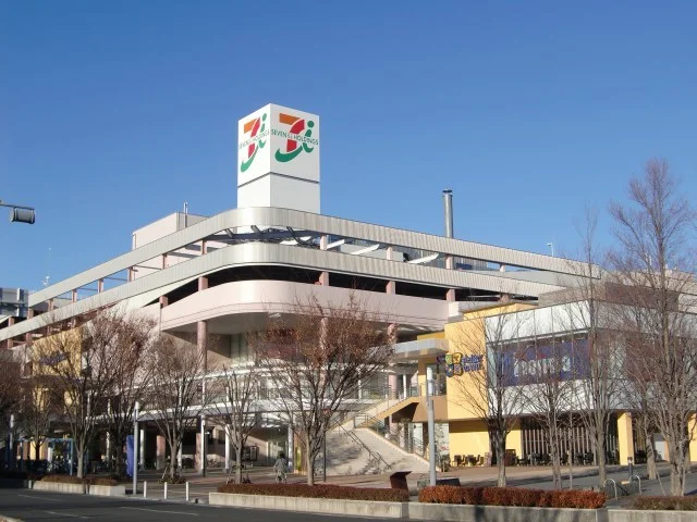 ステラタウンまで1100m