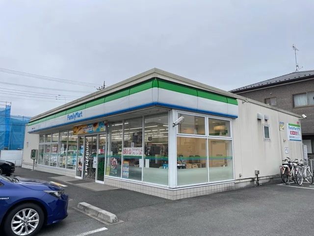 ファミリーマートまで73m