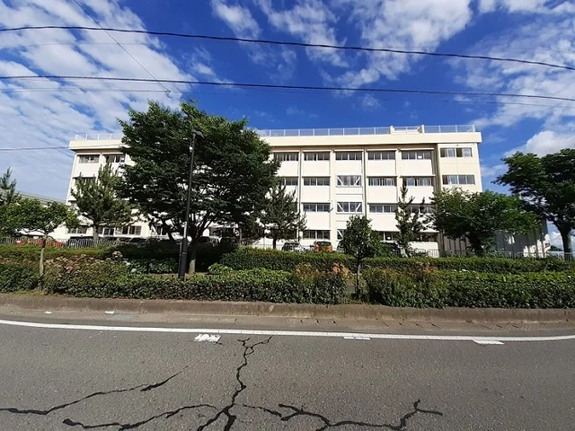 東中野山小学校まで1100m
