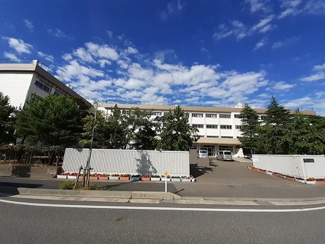 東石山中学校まで1100m