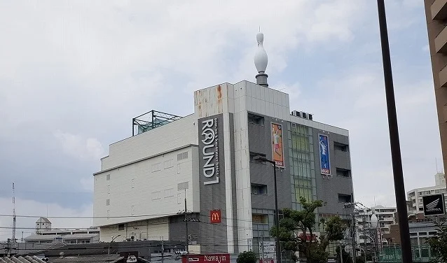ラウンドワン様まで120m