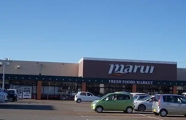 スーパーマルイ塚野目店まで280m