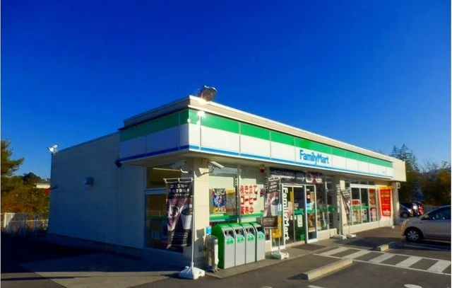 ファミリーマート　様まで702m